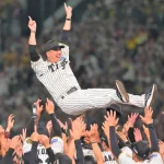 フルーツスティック片手に、阪神優勝を祝う